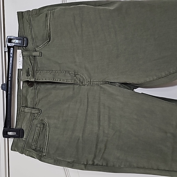 SO High Rise Curvy Crop Capris - Picture 2 of 6